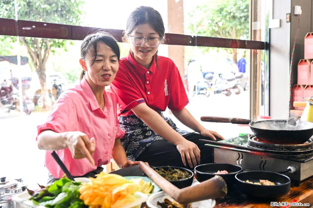 全网追的“扁担女孩”,找了一份暑假工,时薪12元 - 铜川生活资讯 - 铜川28生活网 tc.28life.com