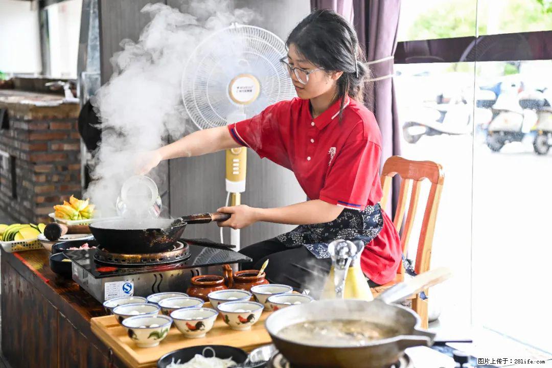 全网追的“扁担女孩”,找了一份暑假工,时薪12元 - 铜川生活资讯 - 铜川28生活网 tc.28life.com